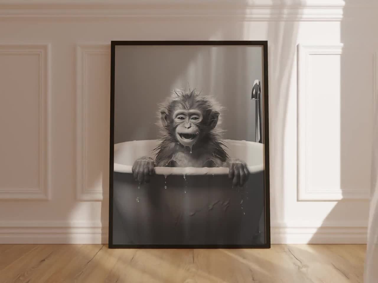 CCWACPP Divertente Stampa per Bagno su Tela Scimmia Carina che Indossa Accappatoio Poster Decorazione per Bagno con Animali in Bianco e Nero per WC Toilette incorniciata(40.00 x 60.00 cms