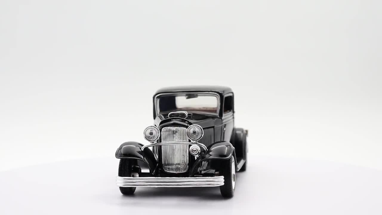 1932 Ford Coupe Diecast Model Car: 1/24 Scale Black Motormax