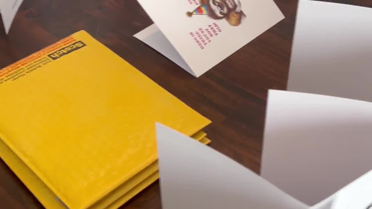 Regalo a Sorpresa - Confezione Regalo Di Buon Compleanno Illustrazione