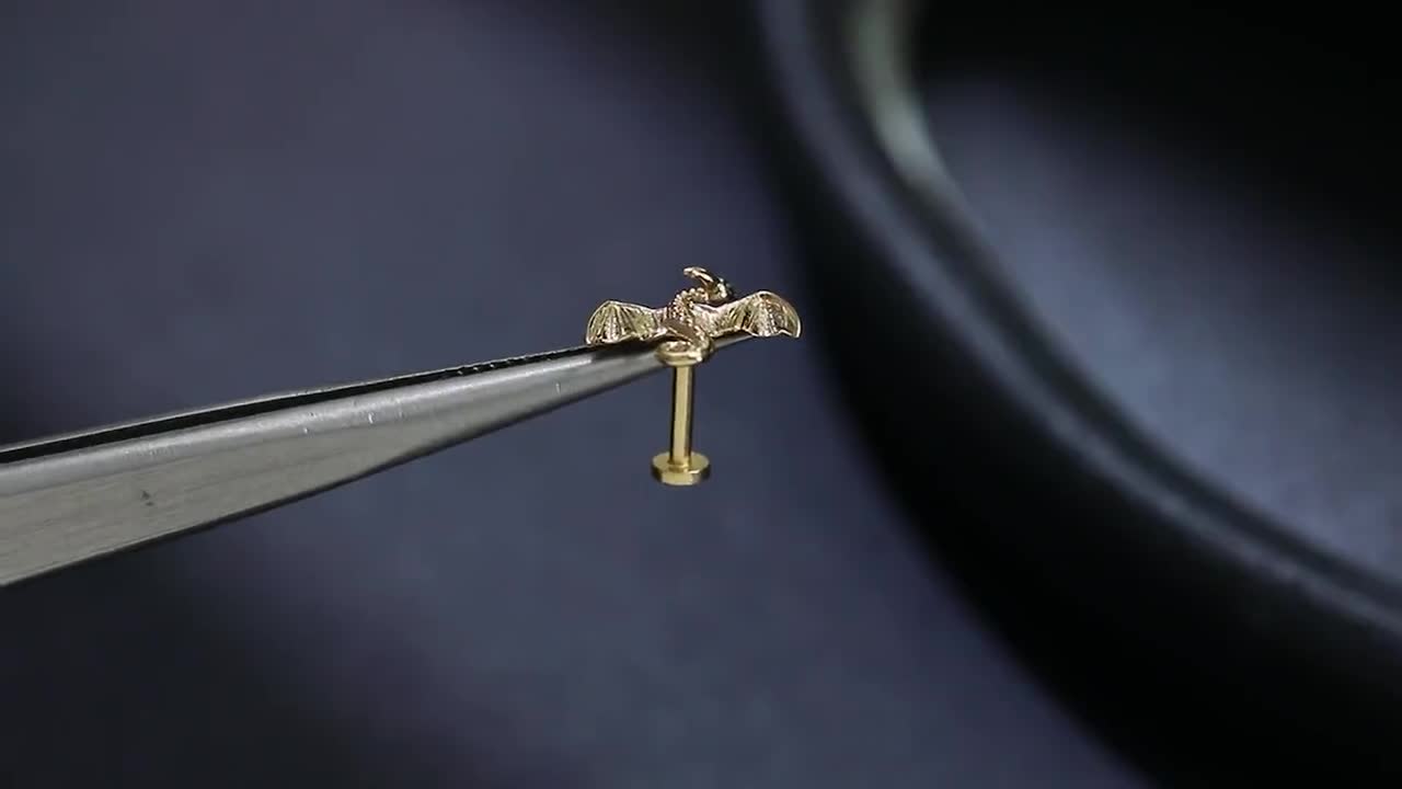 Piercing de oro macizo de 14 quilates con diseño de dragón volador, sin rosca, para el lóbulo de la oreja y el cartílago, con diseño de dragón majestuoso y parte trasera plana. video poster