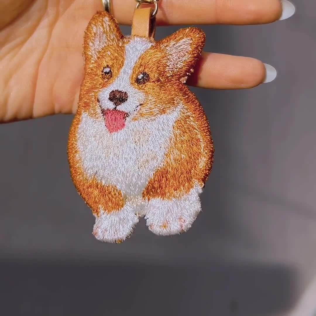 刺繍入りコーギーキーホルダー（チャーム）。高品質な職人技。ご家族