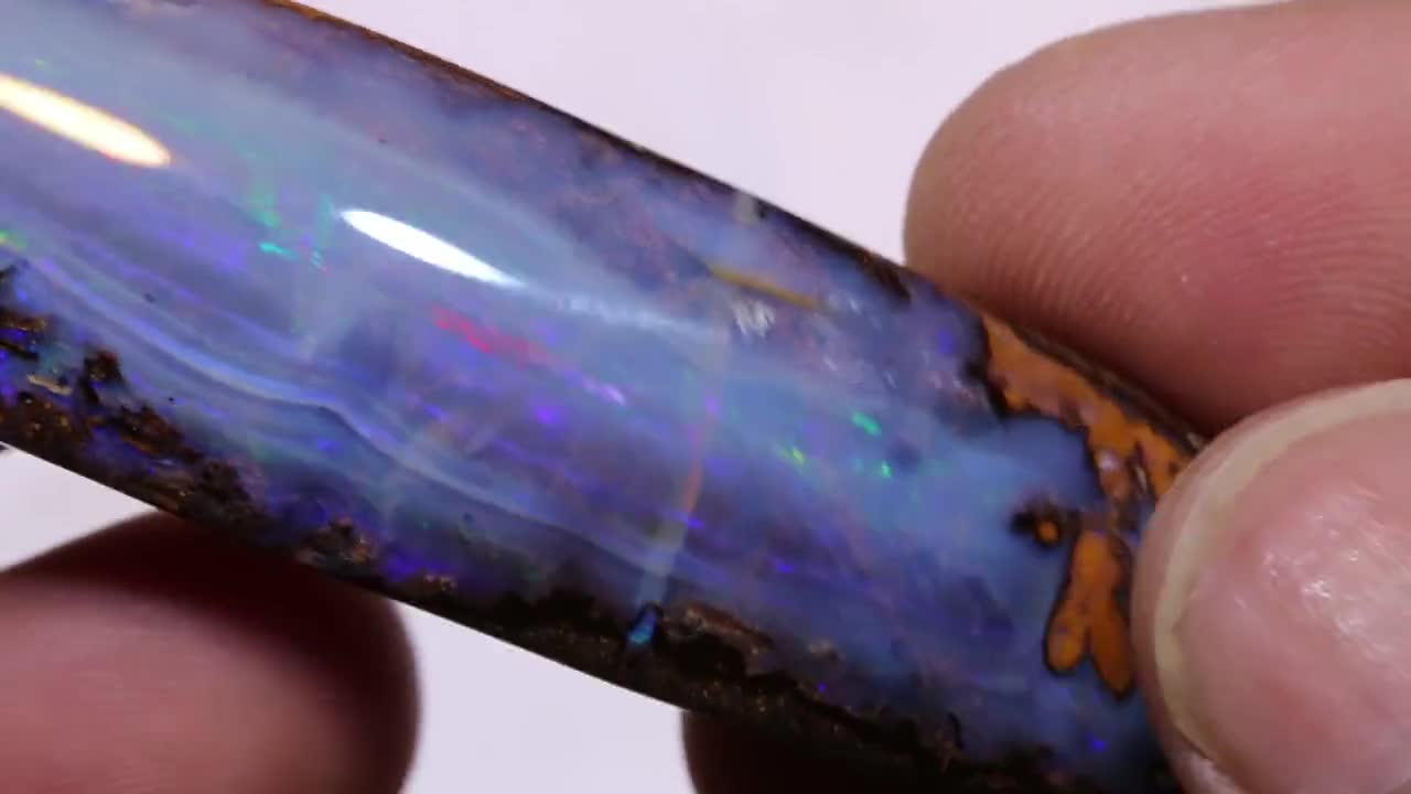 巨大な波紋模様の天然ボルダーオパール研磨ペンダントカボション