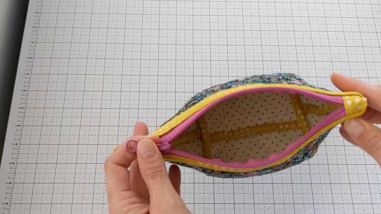 Small Zipper Pouch - Free Sewing Pattern