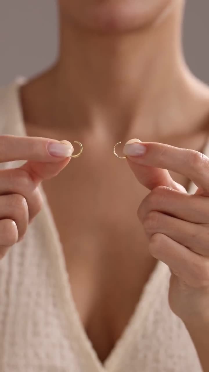 Pendiente de doble aro de oro macizo de 14 k: tabique con bisagra, trago y aro nasal. video poster