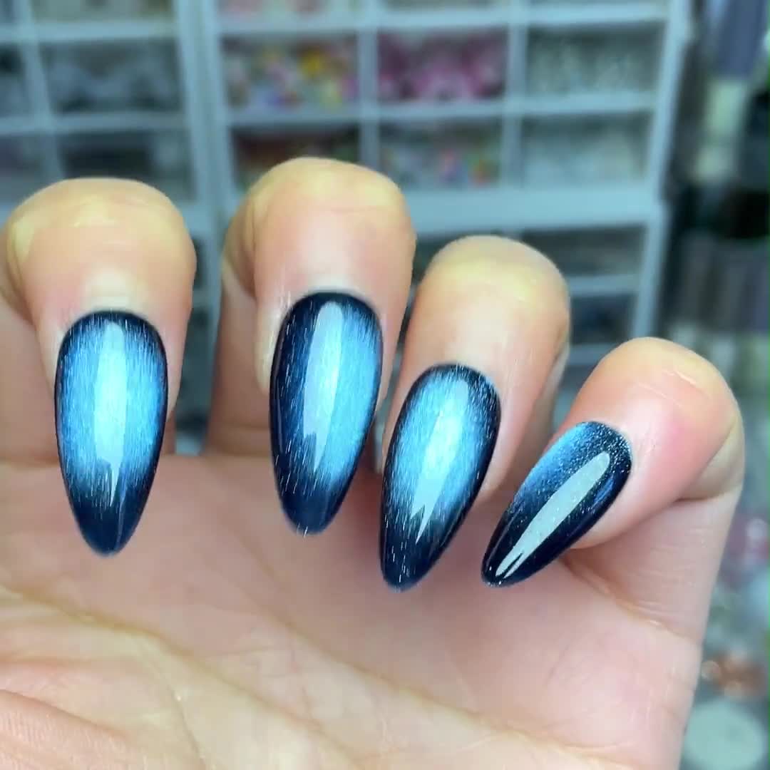 Uñas con diseño de ojo de gato en color azul almendra, uñas postizas, uñas de ojo de gato con pegamento, uñas reutilizables, uñas postizas de gelatina, uñas navideñas con brillo brillante. video poster
