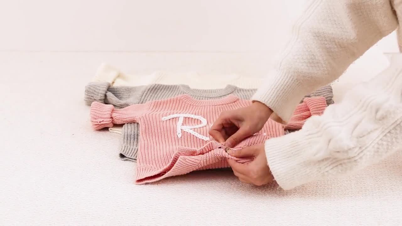 Pelele de bebé personalizado: mono de punto con nombre personalizado, mono de algodón suave, regalo para recién nacidos, bautizo y sesión de fotos. video poster