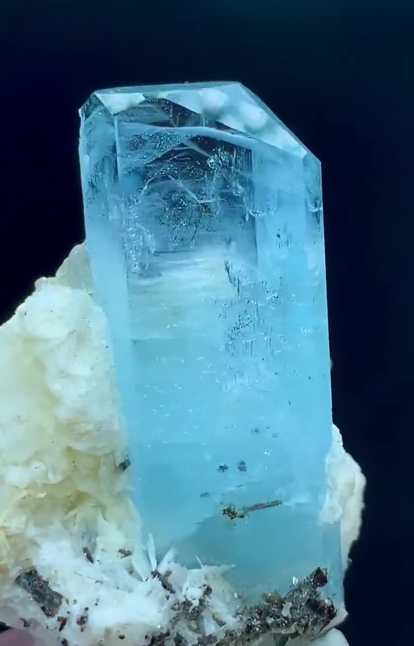 美しいブルーカラーのアクアマリンクリスタル、ショール、マイカ