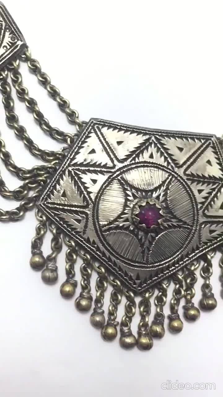 ヴィンテージ クチ ビブネックレス：ガラスストーンを使った