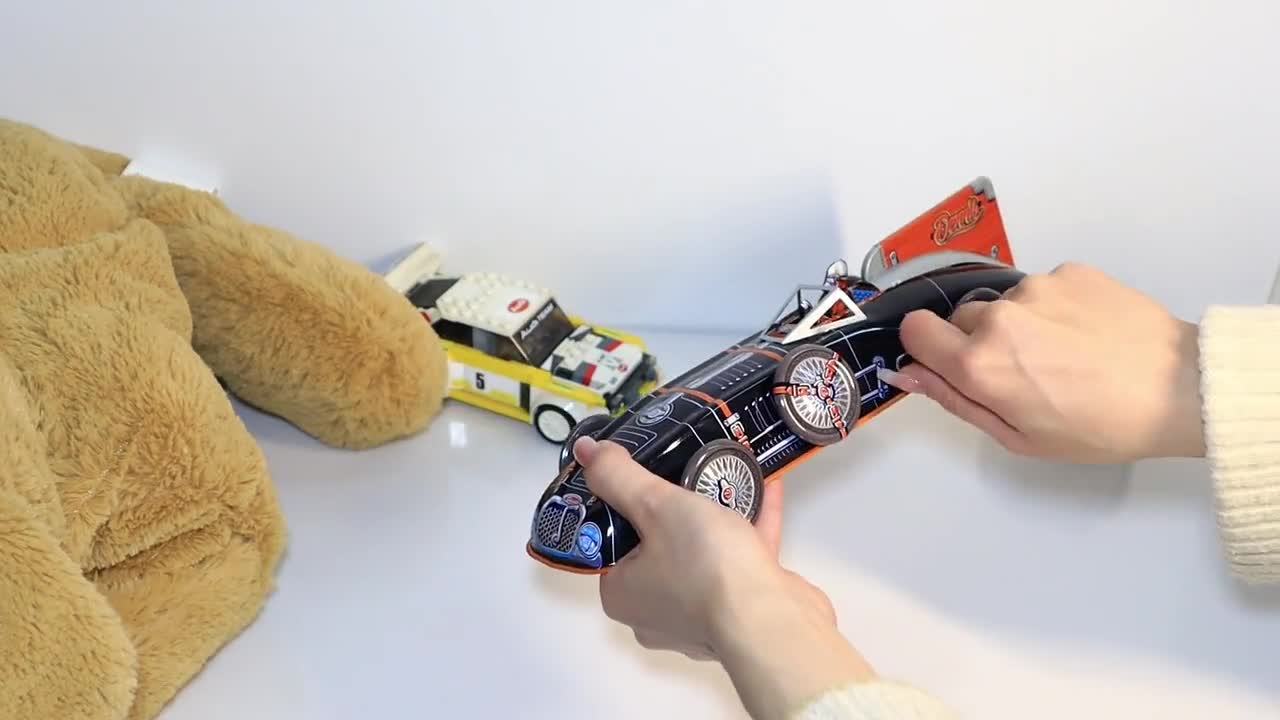デニスレーサー。ヴィンテージの巻き上げ式ブリキおもちゃのレトロ