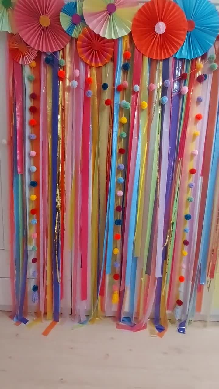 Casino Birthday Party Decoration Ideas: DIY BACKDROP #fringe  #birthdayathome #balloondiy 