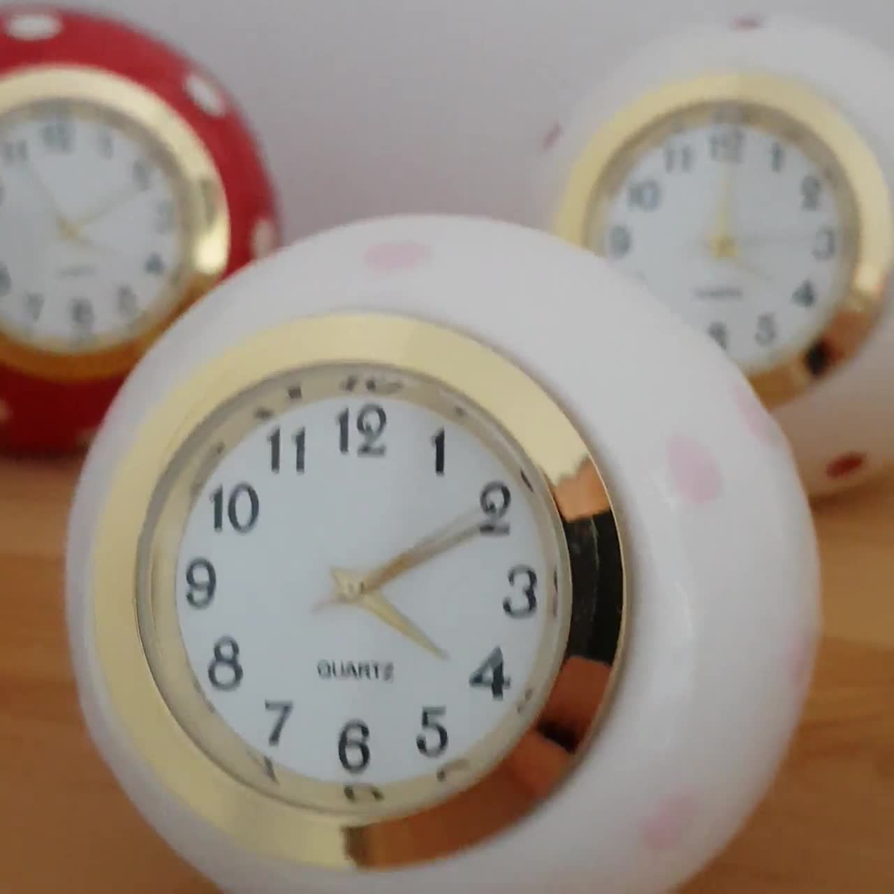 Small Table Clock for Bathroom, White and Red Polka Dot Desk Clock, Made of  Ceramic, Gift Under 50 -  Canada