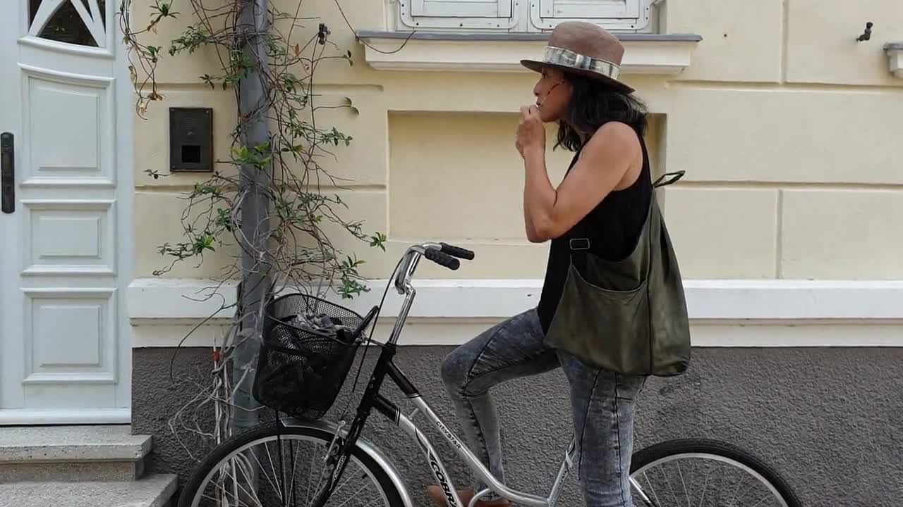 Zaino in tela vegana: zaino da viaggio da donna con tasche laterali video poster