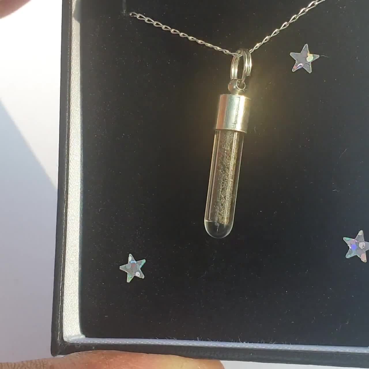 Halsband med äkta meteoriter – Meteoritstjärndust-hänge i glasrör – Rymdsmycken – Himmelsk gåva video poster