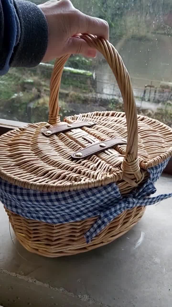 Personalisable 6 Person Deluxe Picnic Basket, Quintessential British Picnic  Hamper for Six, Picnic Basket With Coordinated Accessories 