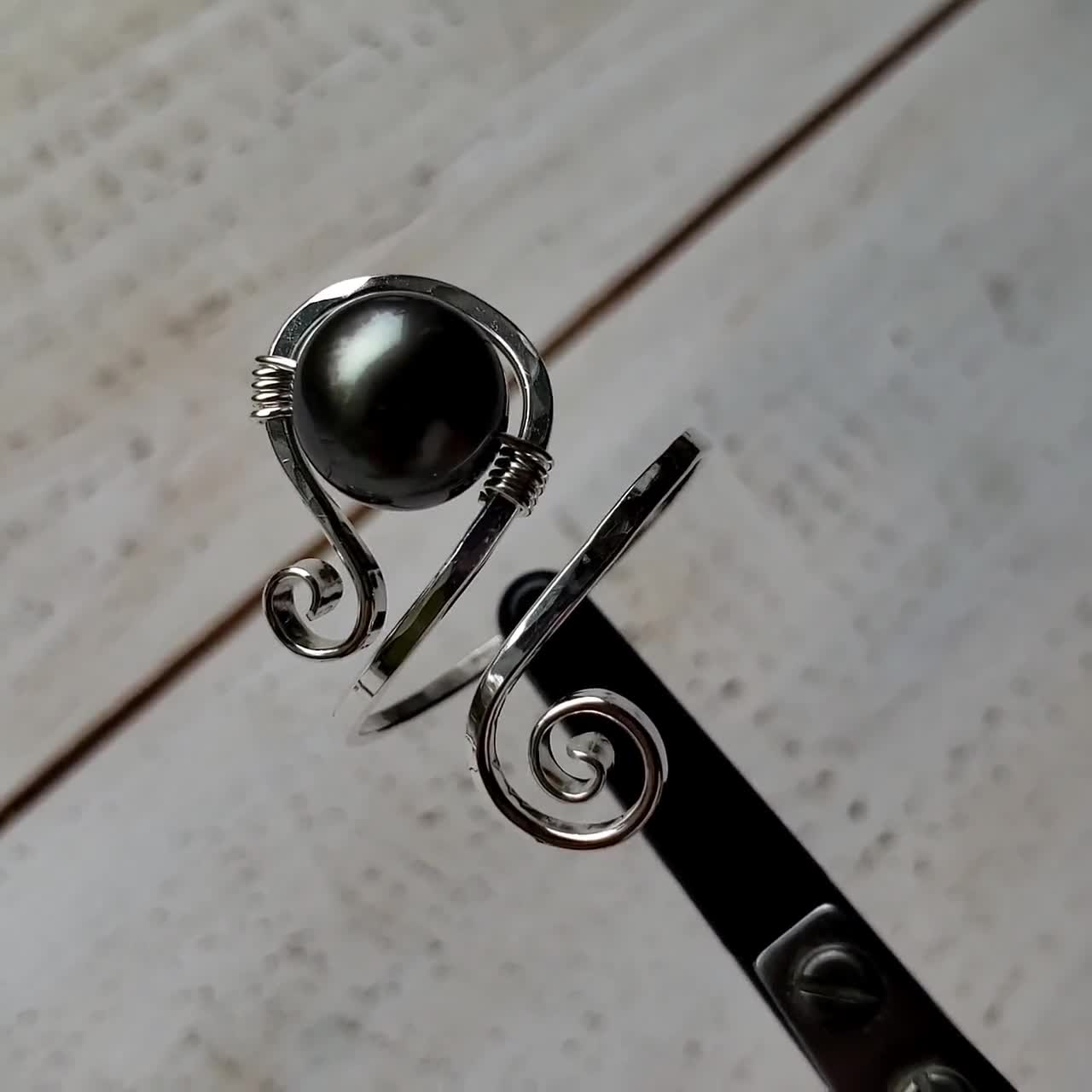 Anello in filo di perle di Tahiti, anello di perle nere regolabile, anello  di perle Paisley, perla di Tahiti da 9 mm -  Italia
