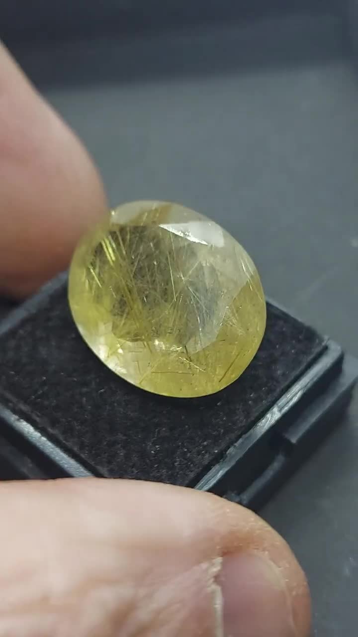Pierre précieuse en vrac quartz rutilé certifiée EGL coupe ronde verte de cou