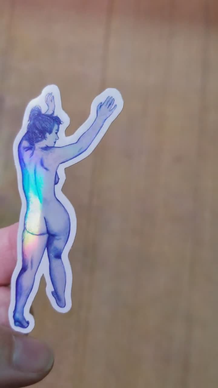 Dibujo de figura femenina desnuda azul. Mujer bailando con pelo azul.  Pegatina de vinilo de arte feminista holográfico