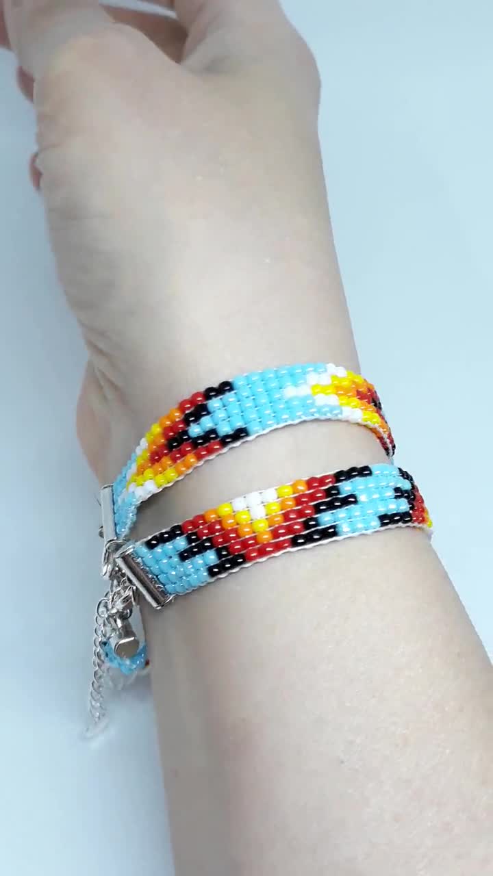 Braccialetto Artigianale Bohémien in Argilla Polimerica con Perline Impilabili, Ispirato allo Stile Boho da Spiaggia, con Scritte 'Inspire Me Teach Love