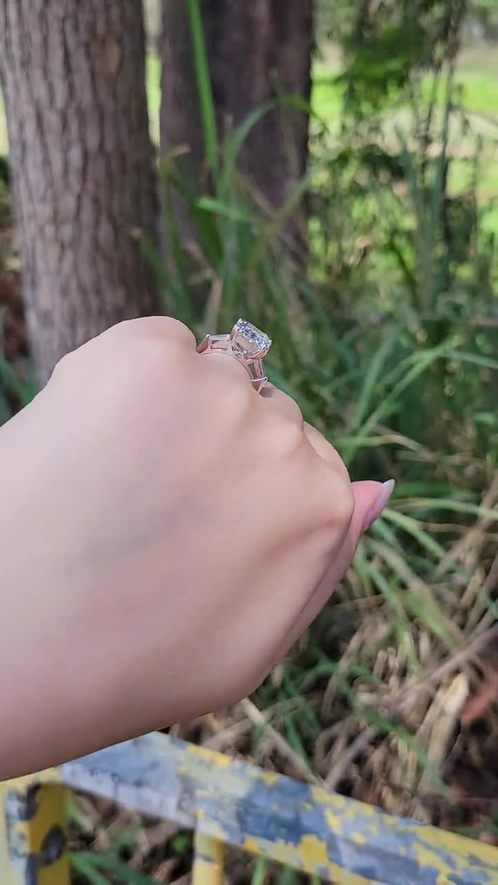 Bague 3 Pierres émeraude Et Diamants Simulés En Argent Et Or Blanc 14K - 4 Carats, Style Cocktail - Neuf Avec étiquettes