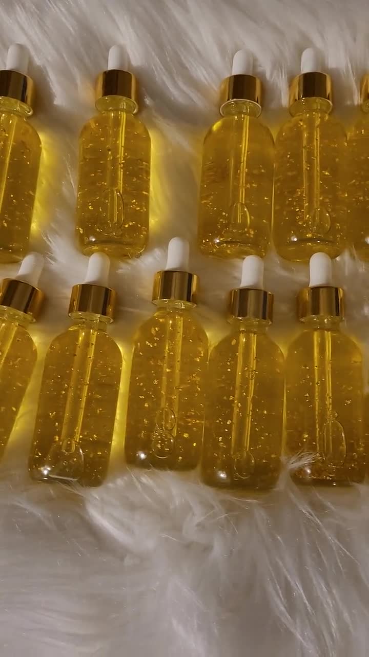 24 Karat Gold Flakes Gesichtsserum: Natürliche Öle für strahlende Haut video poster