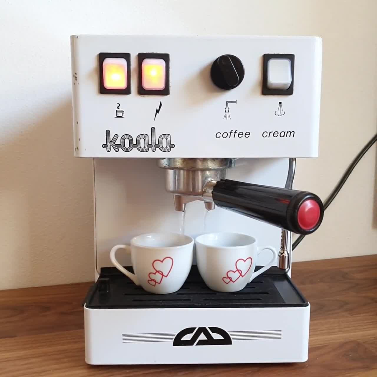 Smeg - Cafetera - Una colección de juegos y regalos para adultos - Máquina  de café con filtro - Crema : Hogar y Cocina 