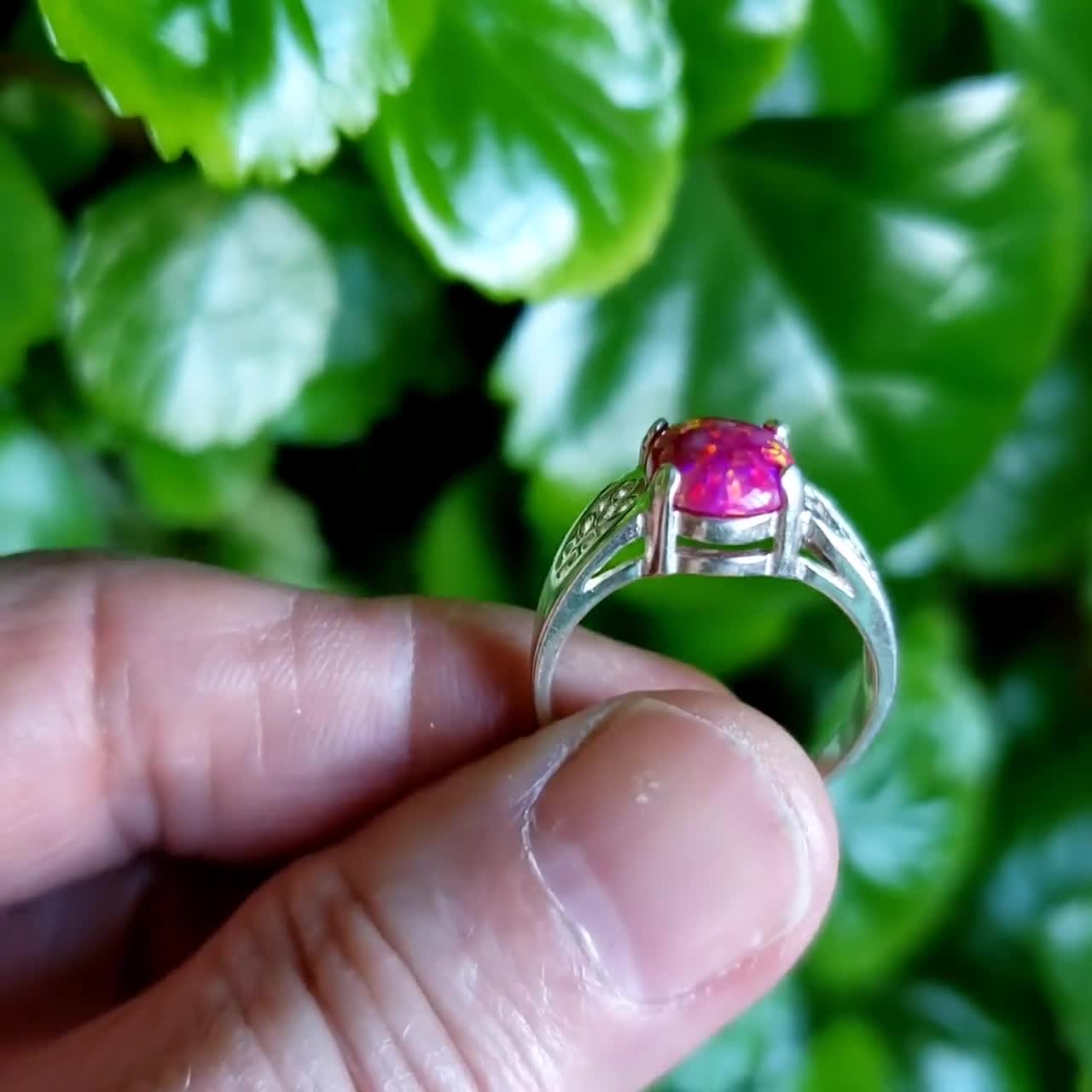 Bague opale magenta écarlate, superbe couleur violet-rouge, voir la vidéo !  Opale créée en laboratoire 8x10 mm, bague en filigrane en argent sterling  925, taille 7,75