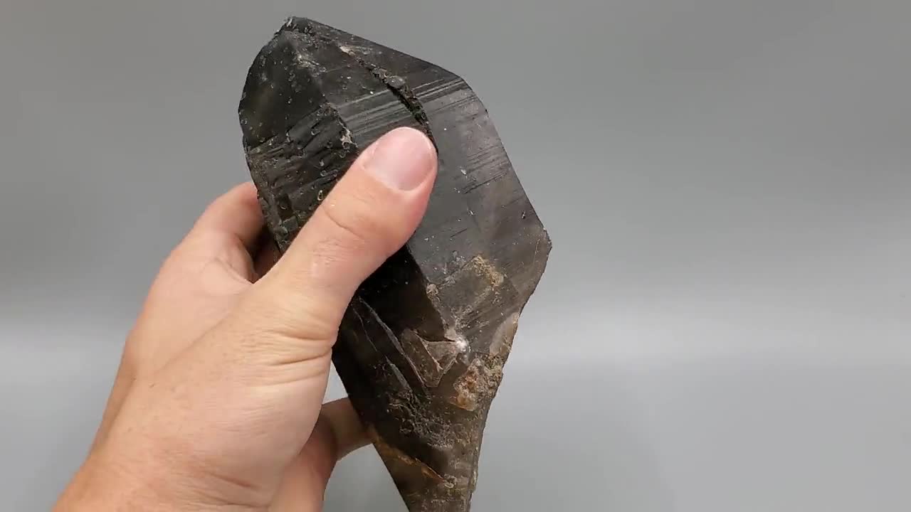 ファントム インクルージョンのあるスモーキー カテドラル クォーツ