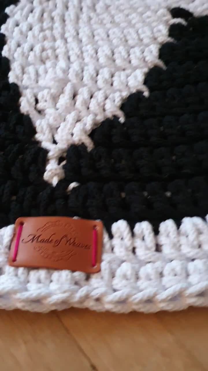 Tapis rond noir et vert en crochet, fait main et original – Amécla