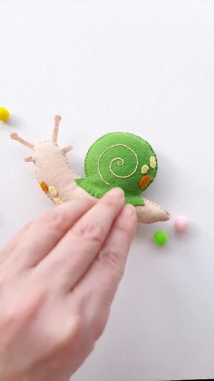 Escargot avec motif d'intérieur en peluche · Creative Fabrica