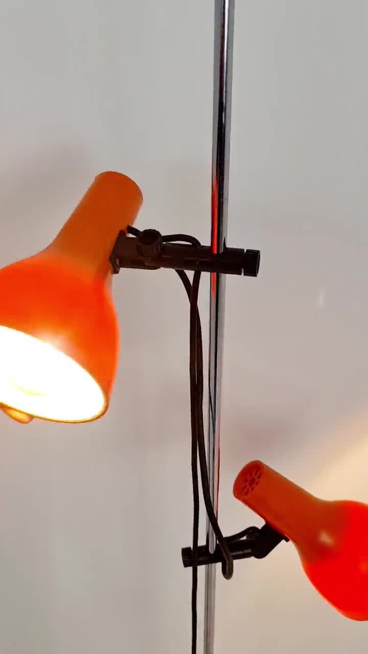 Lámpara de pie naranja de la era espacial, Alemania, década de 1970 video poster