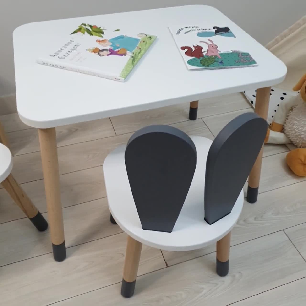 Juego de mesa y silla de madera para niños pequeños: mesa para niños y  silla de conejito, escritorio y silla de madera para niños, mesa y silla de  actividades Montessori 