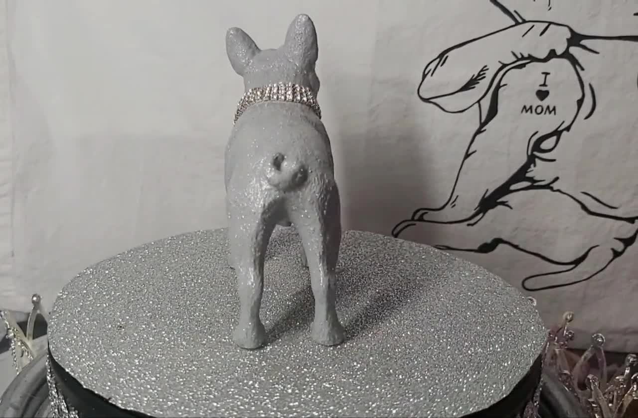 Statua di lusso del bulldog francese, in argento super scintillante e  scintillante. Con collare di cristalli scintillanti e pendente dell'amore -   Italia