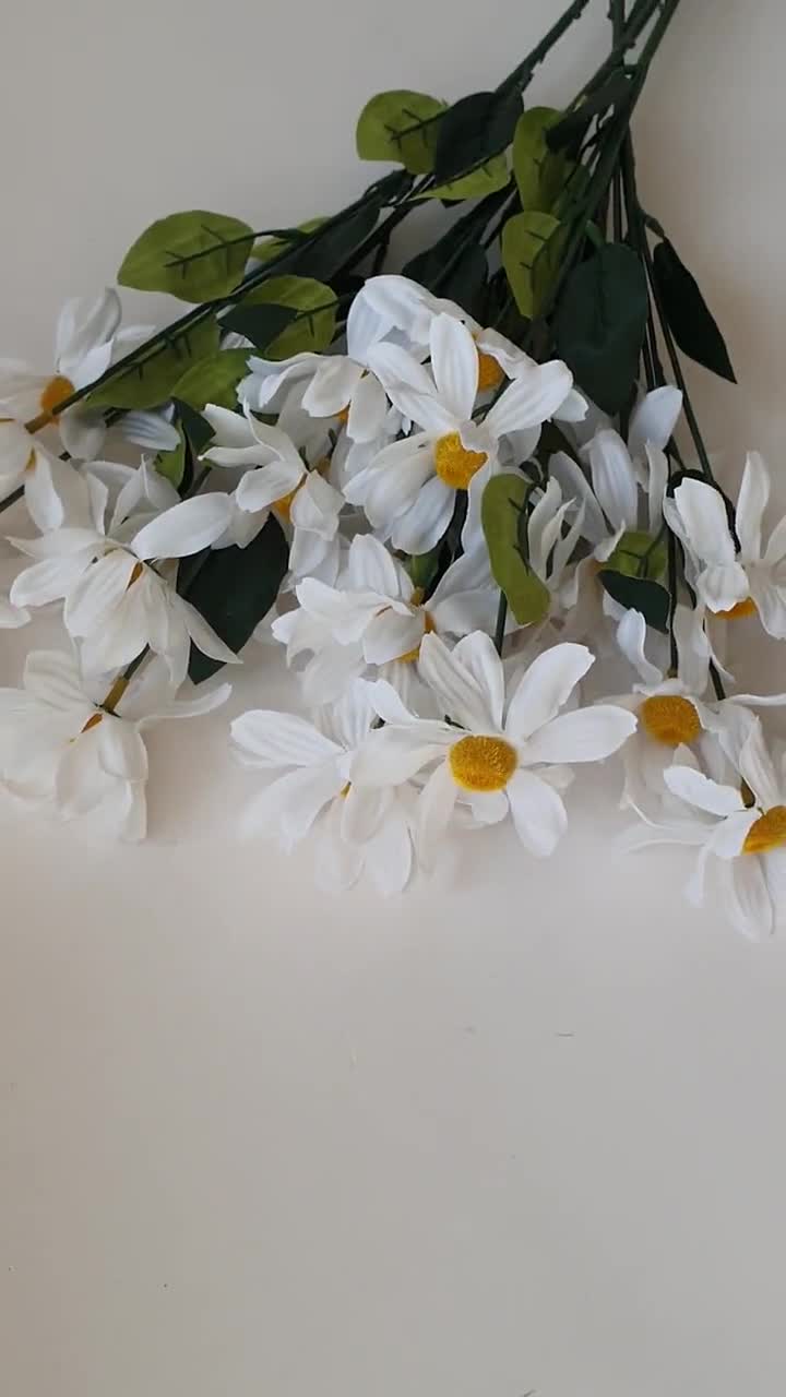 1 rama de margarita blanca de 24,4 pulgadas, flores artificiales, rama de  margaritas de seda, ramo de flores de viento, arbusto de flores, accesorio  floral verde, flores silvestres de imitación -  España