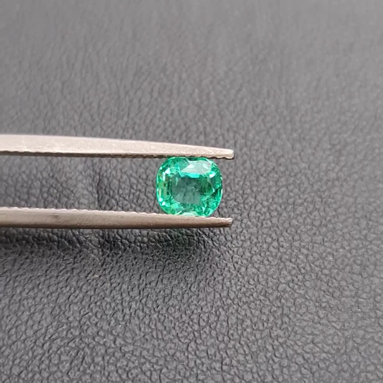 Esmeralda colombiana, talla cojín verde intenso, 0,70 ct, sin tratar video poster