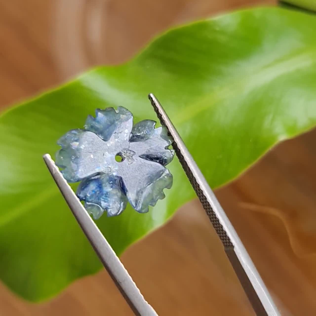 ブルーサファイアの花の彫刻：精巧な宝石（3.46カラット） - Etsy 日本