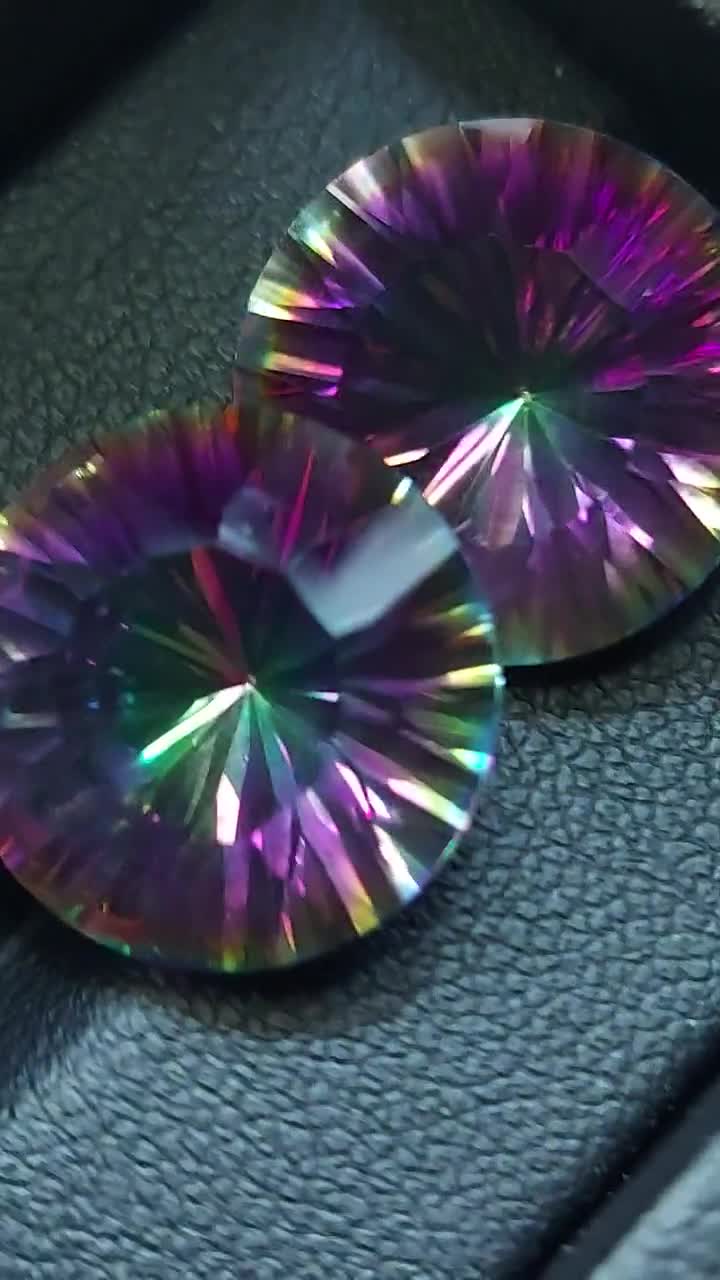 豊かな色合いのミスティッククォーツ宝石 - ファセット加工された