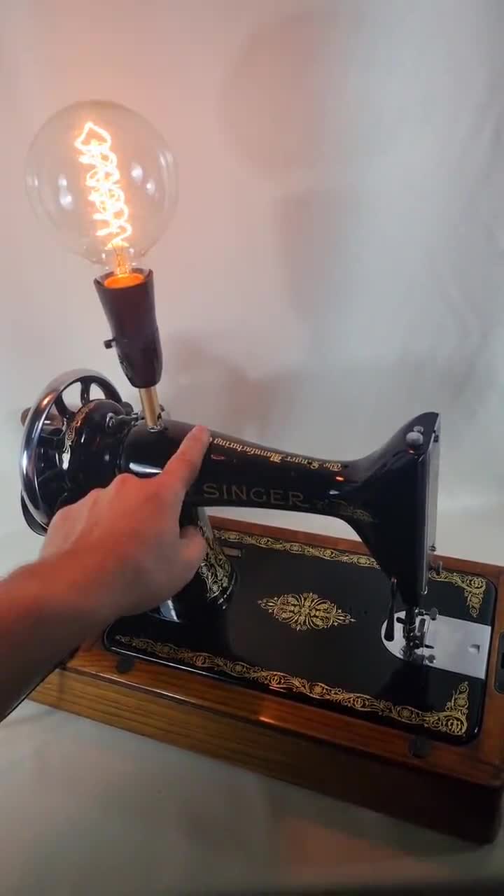 Machine à coudre SINGER transformée en lampe