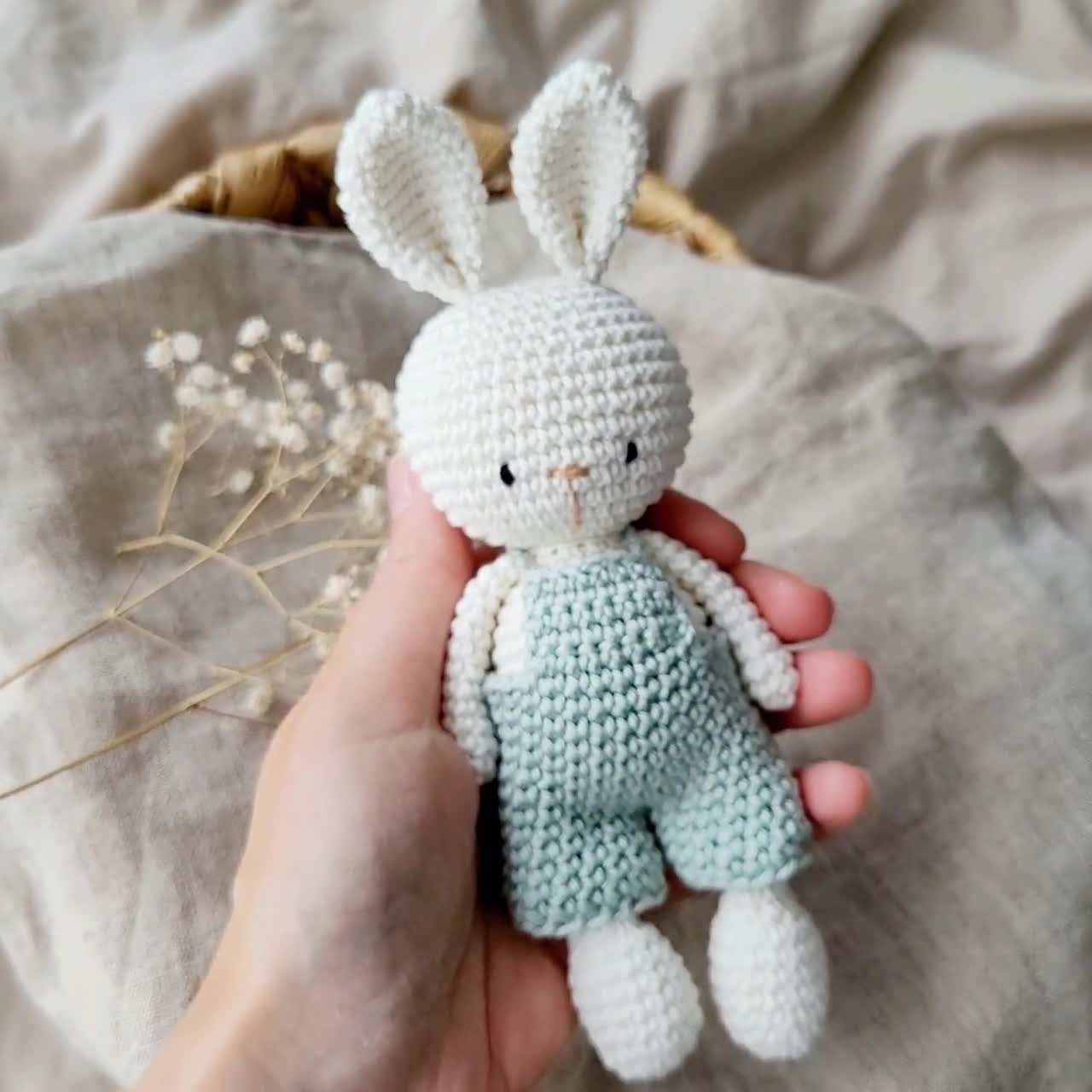 Adorable Amigurumi, lapin avec pantalon salopette au crochet, un