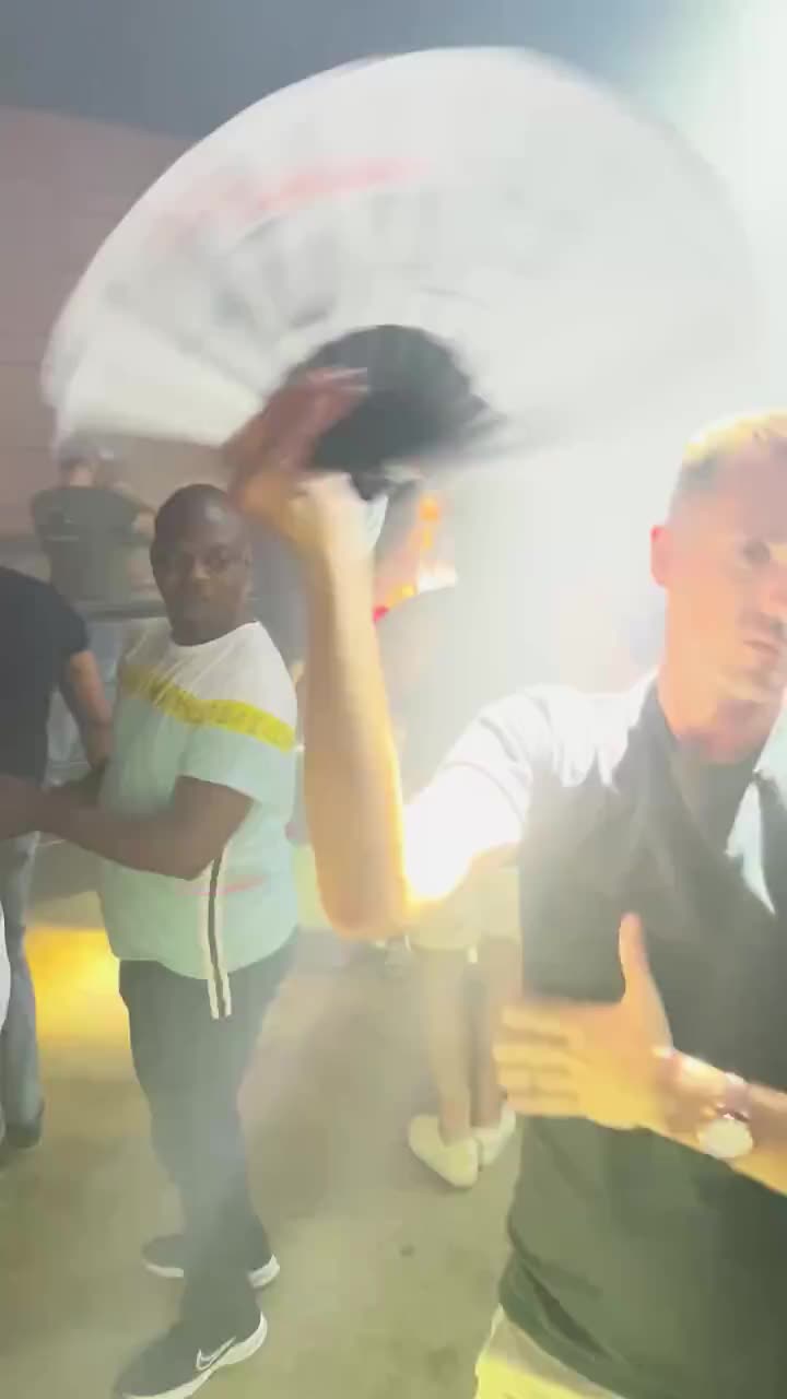 Abanico Vogue: Abanico plegable de bambú para celebraciones del Orgullo y el Drag. video poster