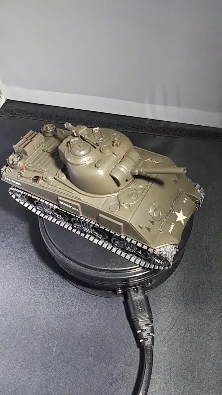 WW2 シャーマン「ハリケーン」M4 戦車 - 可動式キャタピラ付き組み立て
