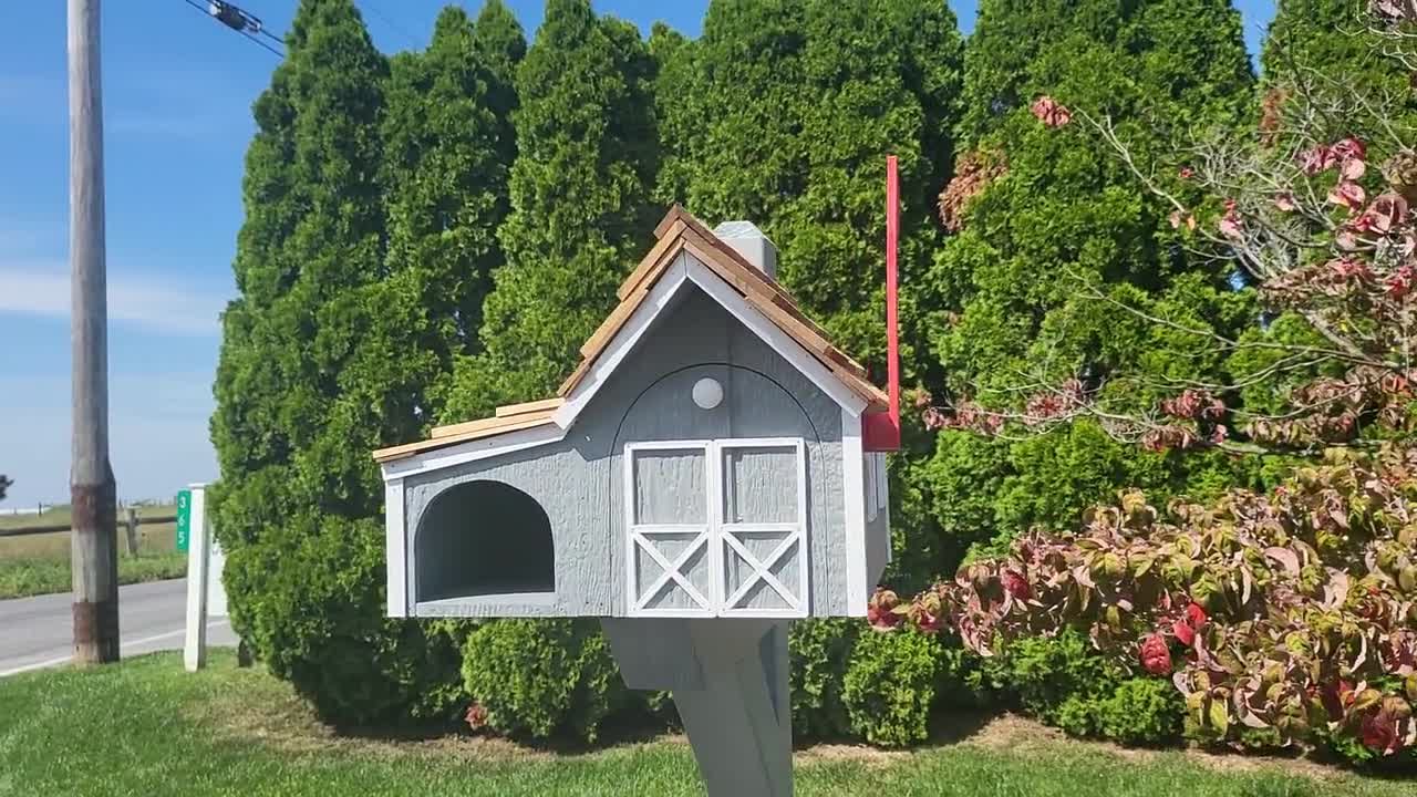 Buzón de granero hecho a mano Amish con soporte para periódicos, techo de  cedro y una bandera alta y resistente