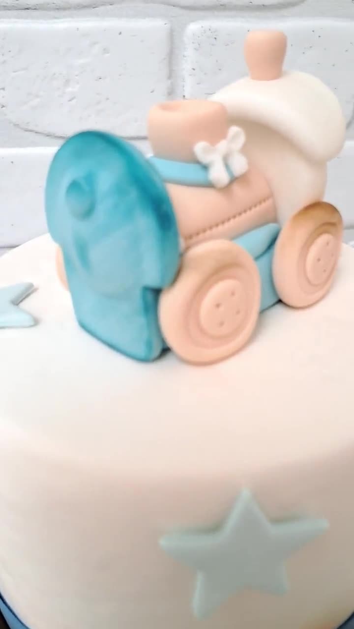 Gâteau pâte à sucre bleu et gris étoile nuage voiture ancienne