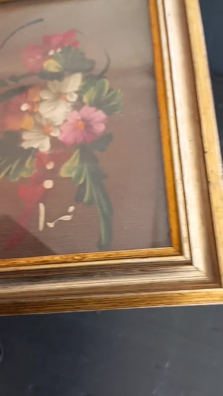 木枠の花の絵画 油絵 作者のサイン入り 花が描かれています 木枠 家の装飾 壁に