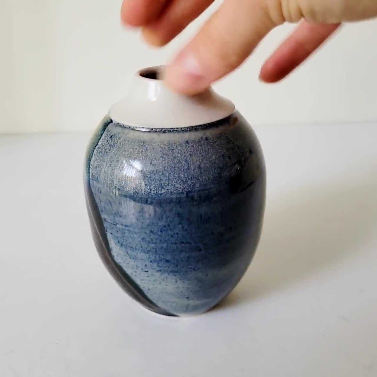 手作りの陶器の花瓶、青茶色の陶器製一輪挿し、素朴なホーム