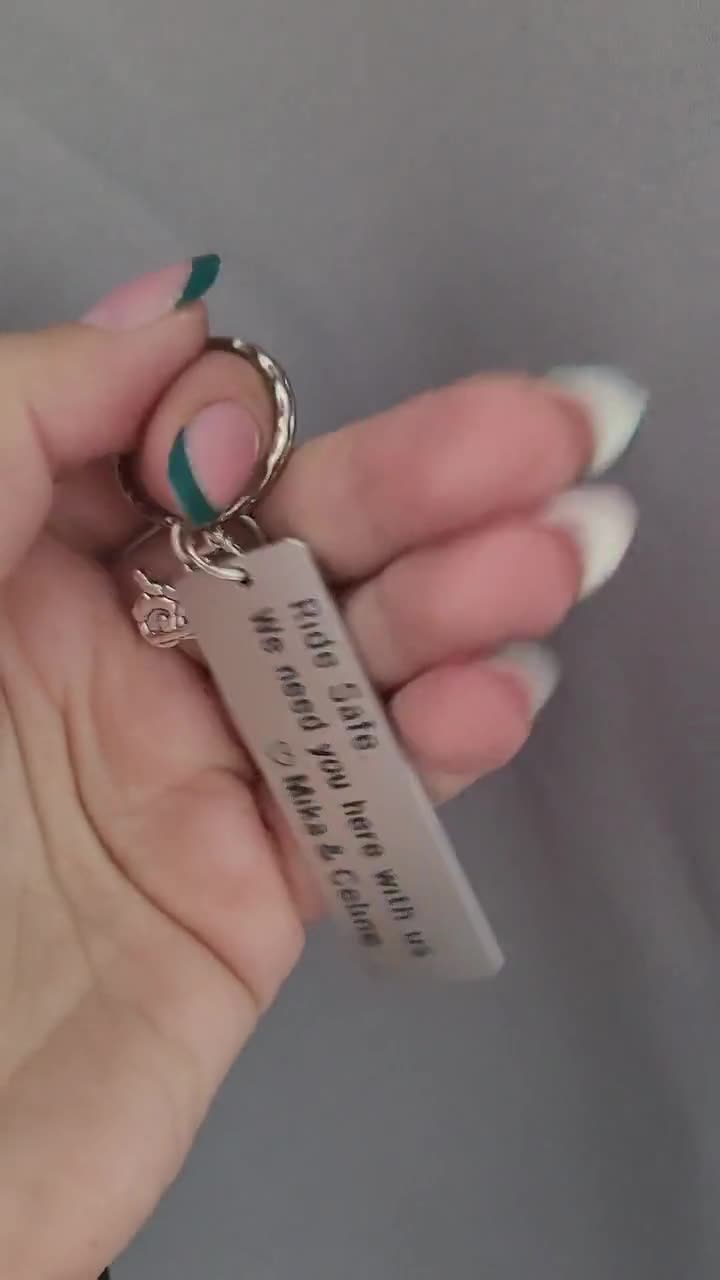 Ride Safe Portachiavi Moto, Regalo per Motociclista, Regali Marito, Ho Bisogno di Te Qui Con Me, Regalo Motociclista, Regali Fidanzato - Italia