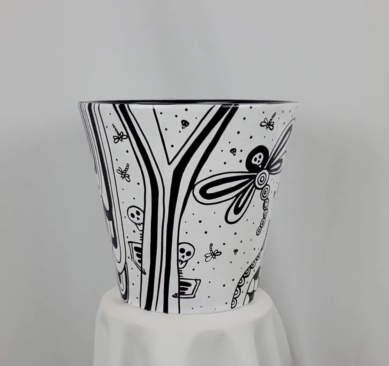 Maceta en blanco y negro. Jardinera fantasía. Maceta pintada a mano \, image size:1280x1204