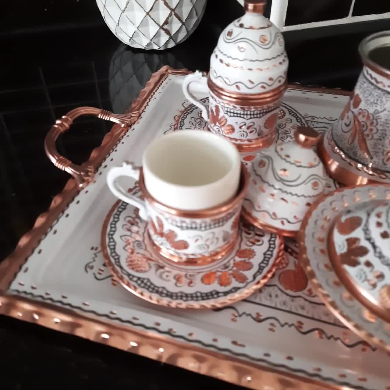 Cafetera turca y tazas en bandeja de madera