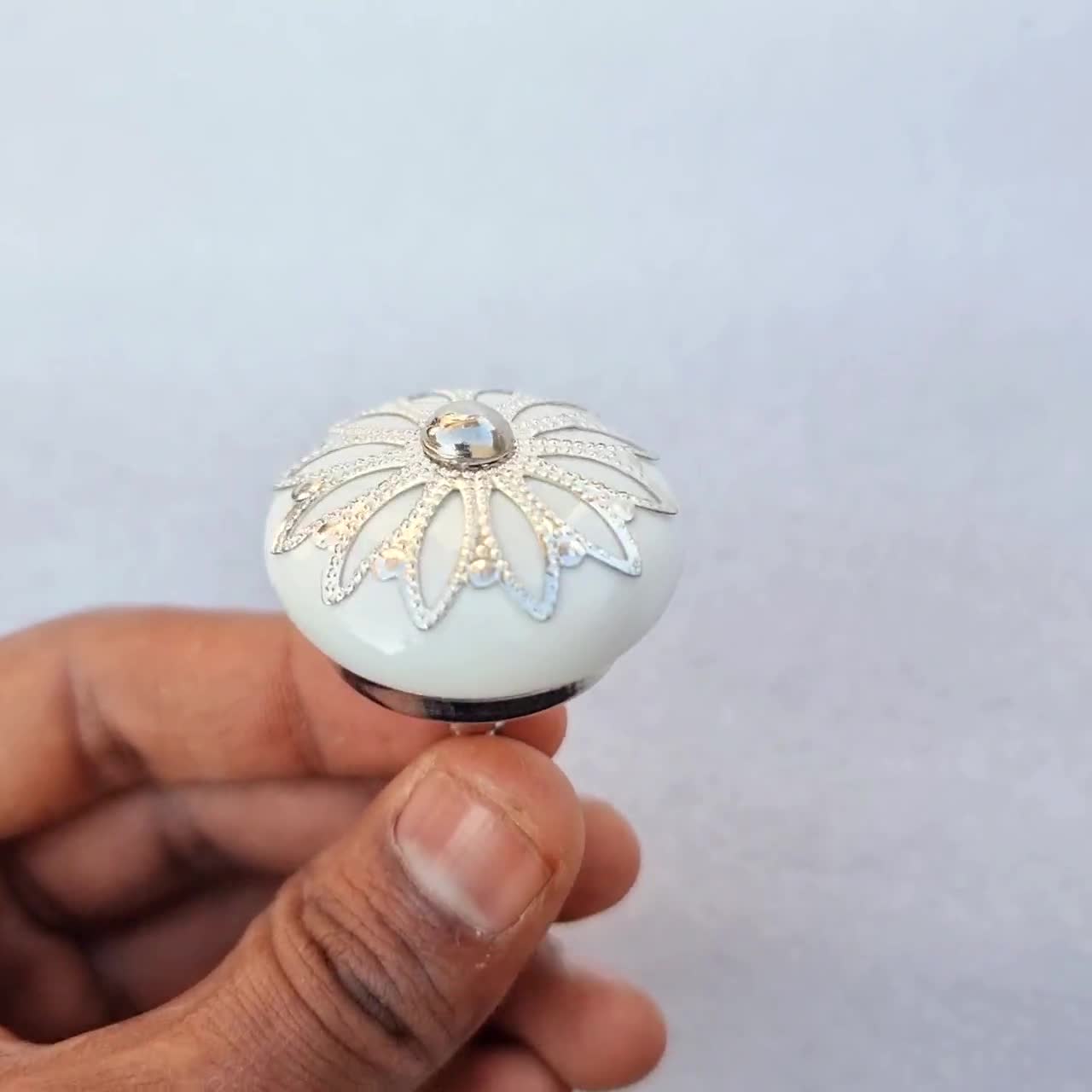 Goldkronengriff glasierter Keramikknopf: Glänzendes Weiß, Goldakzent, moderne Hardware (1er-Set) video poster