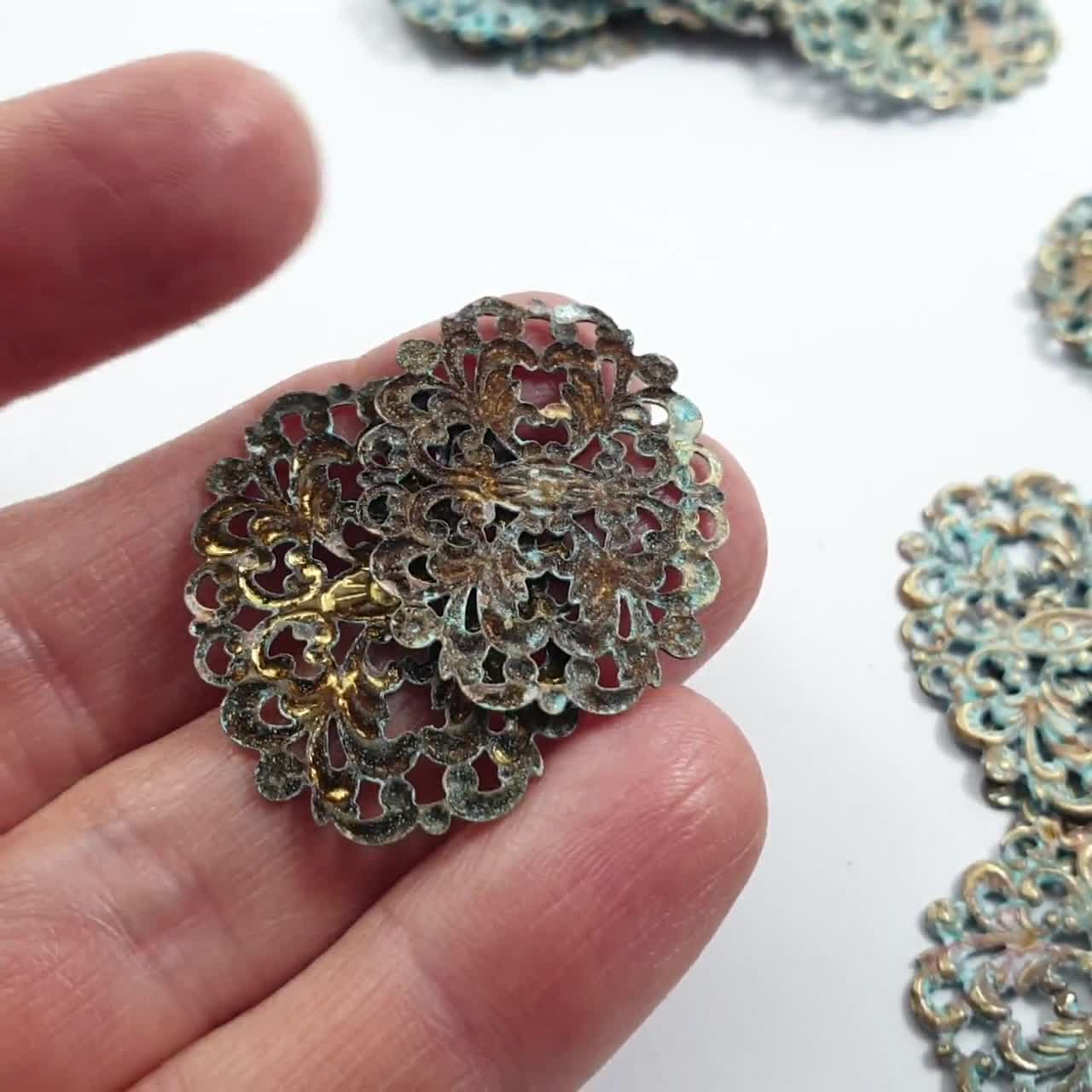 SUNNYCLUE 88 Pièces Breloques En Filigrane Doré - Feuilles Creuses Et Connecteurs Pour Bijoux