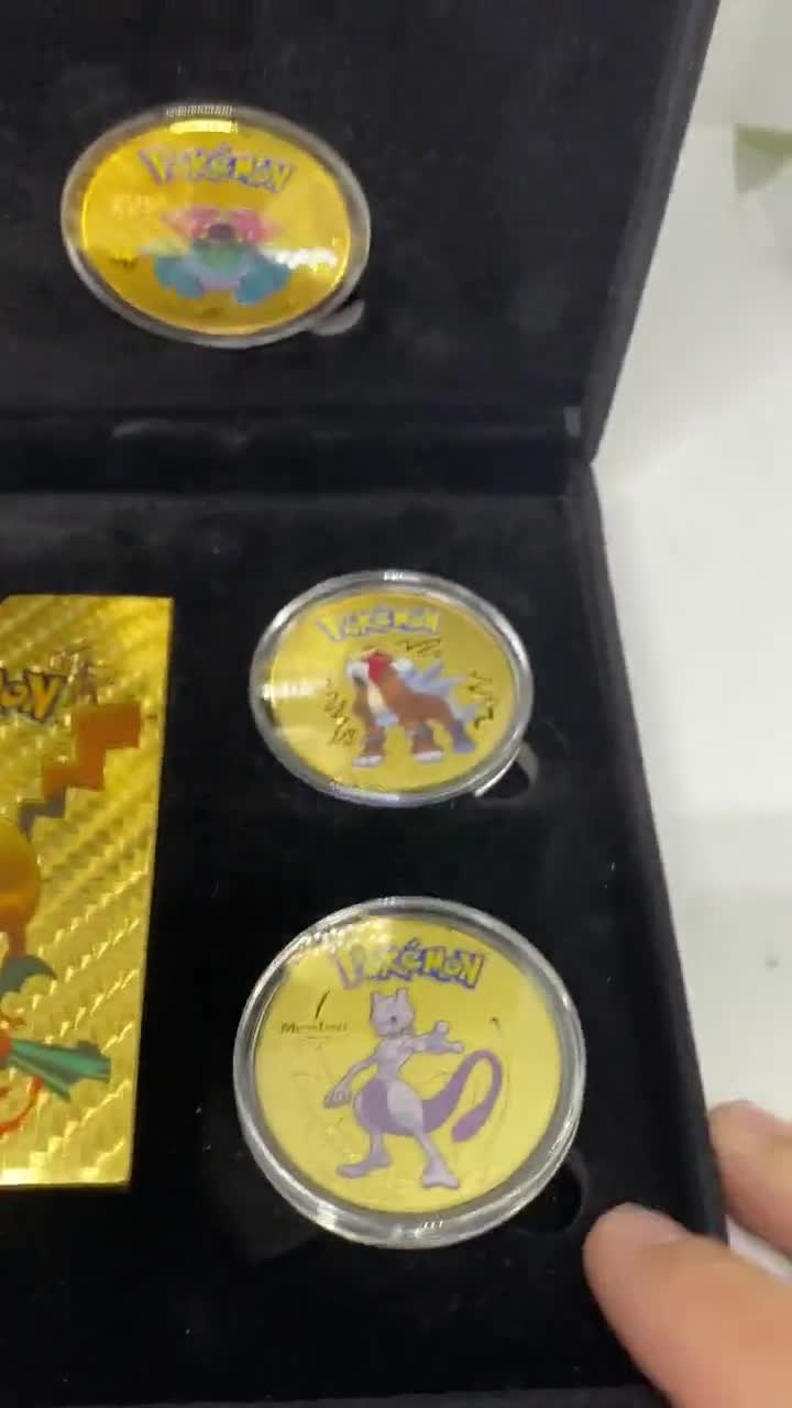 ポケモンコレクションの金メッキコインとプラスチックカードが黒の